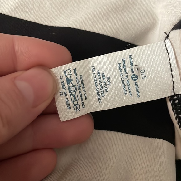 Lululemon Black & White Striped Vinyasa Scarf w Button Closure - Picture 2 of 2